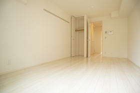 Living and room. Western-style 8.1 Pledge (south-facing)