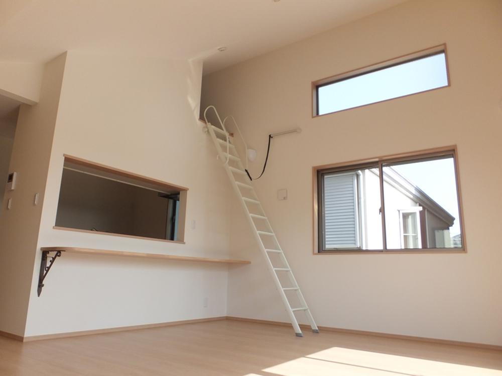 Living. A feeling of opening with a gradient ceiling living room (A Building)