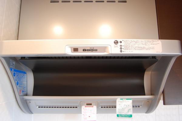 Kitchen. Range hood (at the time of new construction) / May 2009 shooting