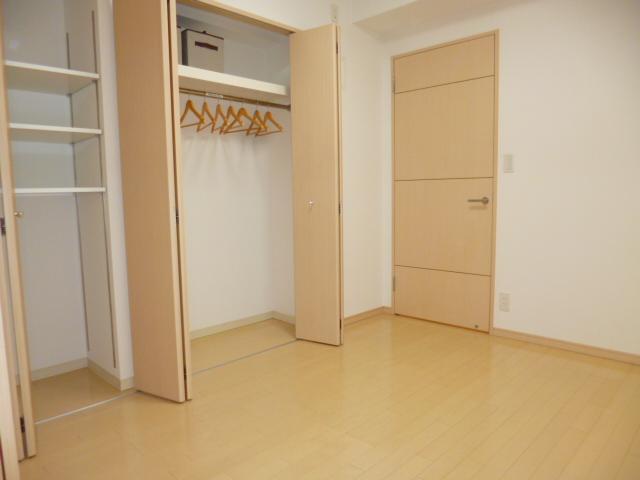 Non-living room. Storage is abundant because it is convenient!