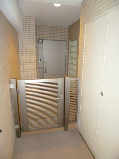 Other common areas. The property entrance before ・ It is highly independent dwelling unit has a porch!