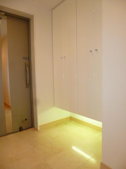 Entrance. It is housed rich entrance!