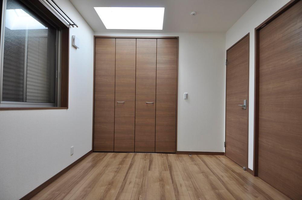 Non-living room. 3 Building room with top light