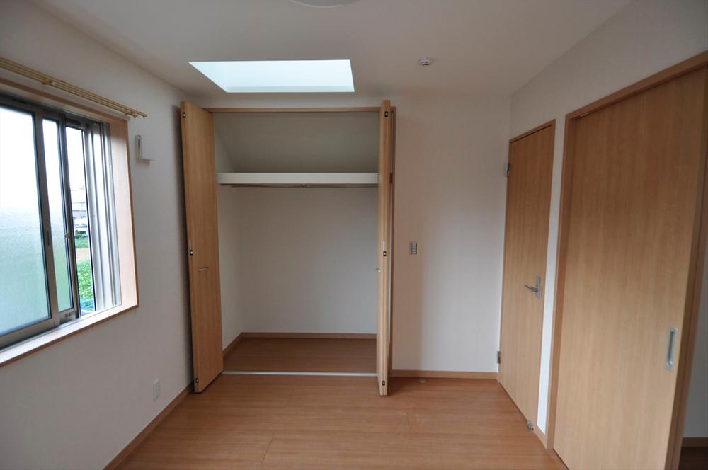 Non-living room. 4 Building room with top light