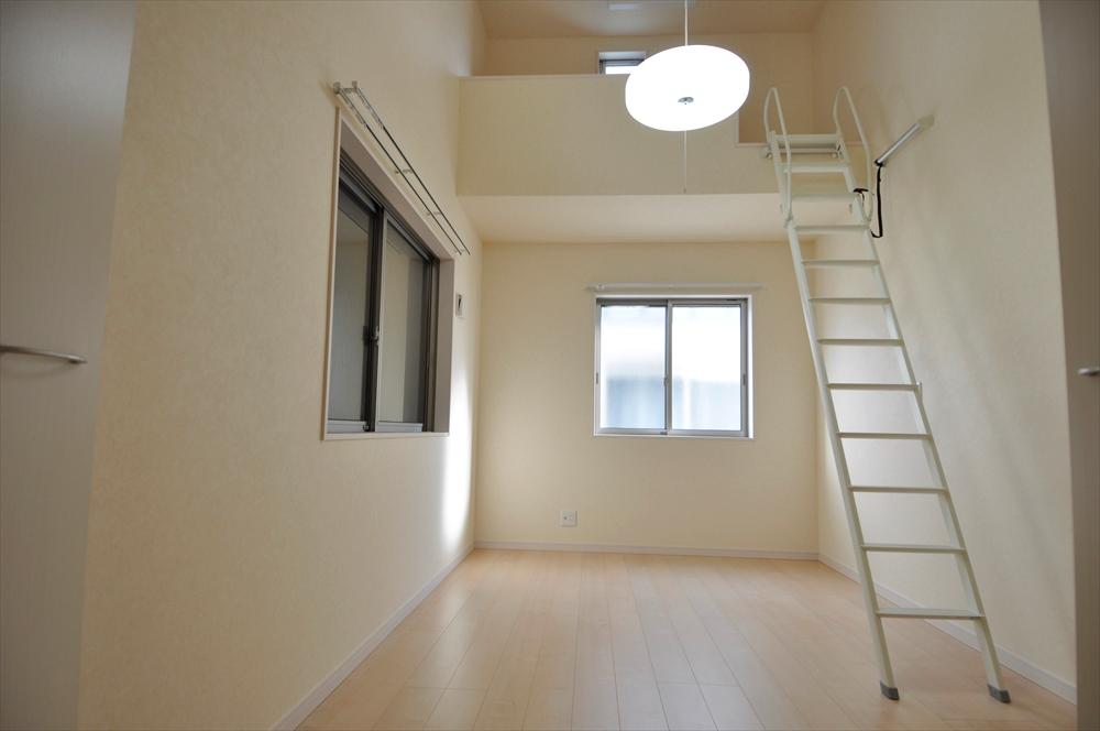 Non-living room. 10 Building room with loft