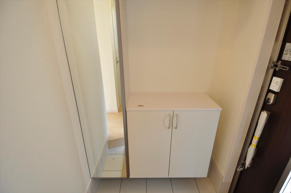 Entrance. 10 Building entrance