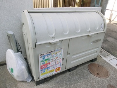 Other common areas. Garbage is yard.