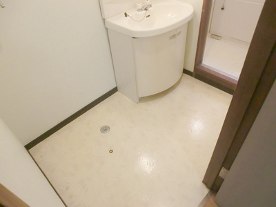 Washroom. Is a washroom and dressing room.