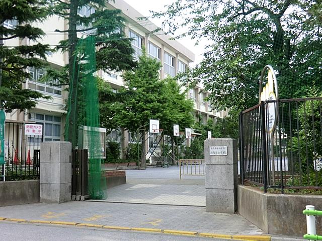 Primary school. 400m to Katsushika Ward Nishikameari Elementary School