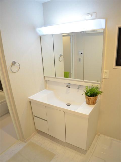 Wash basin, toilet. Also takes an active part in the morning of the dressing