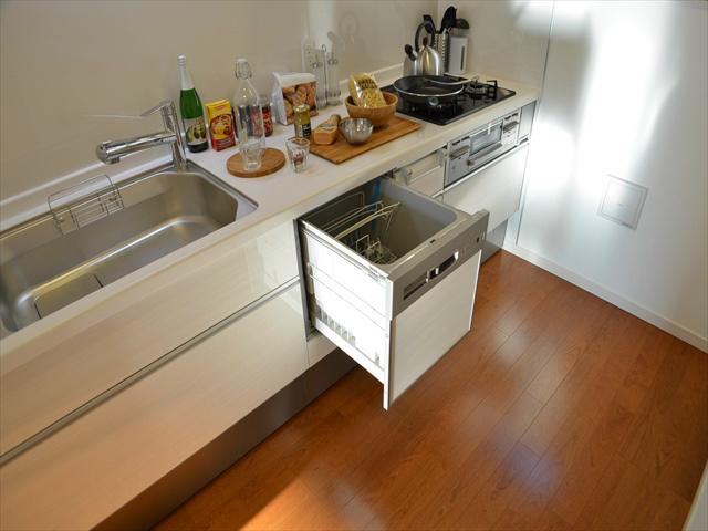 Kitchen. Washing also Easy