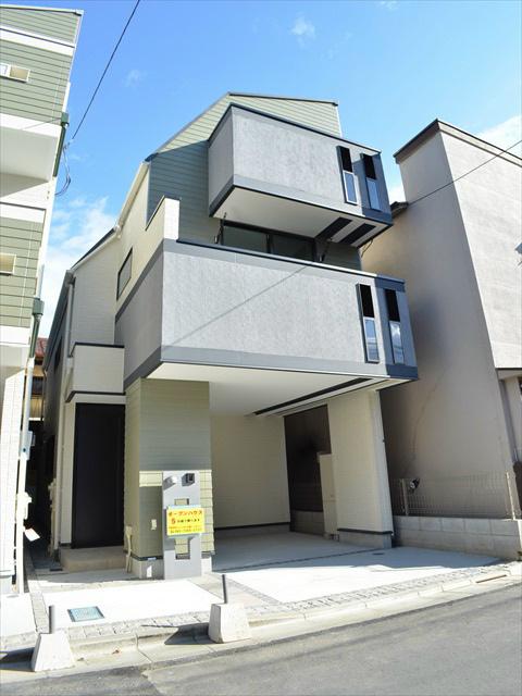 Local appearance photo. Good per sun in the southwest-facing