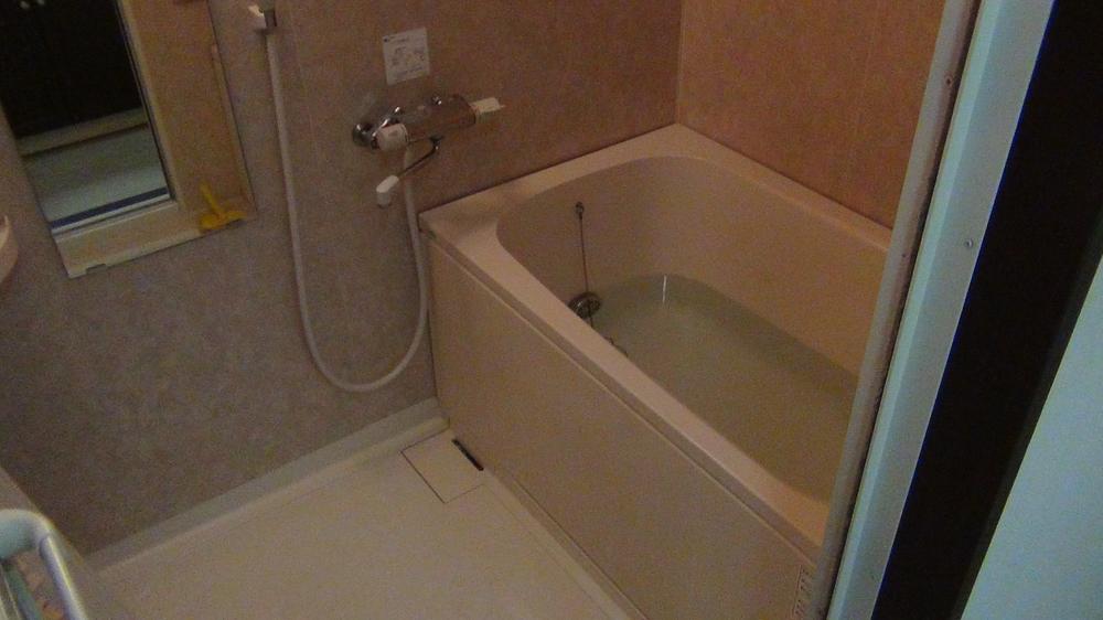 Bathroom. Reheating function with tub