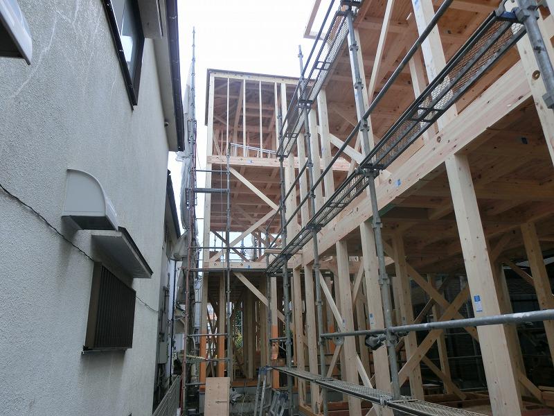 Local photos, including front road. Local 1 (H25.11)