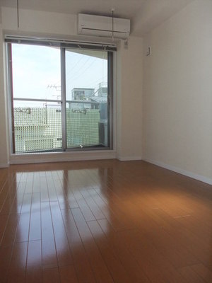 Living and room. Corner room ・ Two-sided lighting