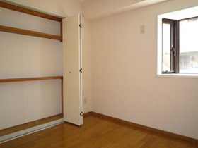 Living and room. Western-style 5 Pledge! Storage room!