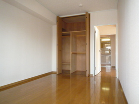 Living and room. Western-style 6 Pledge! Storage room!