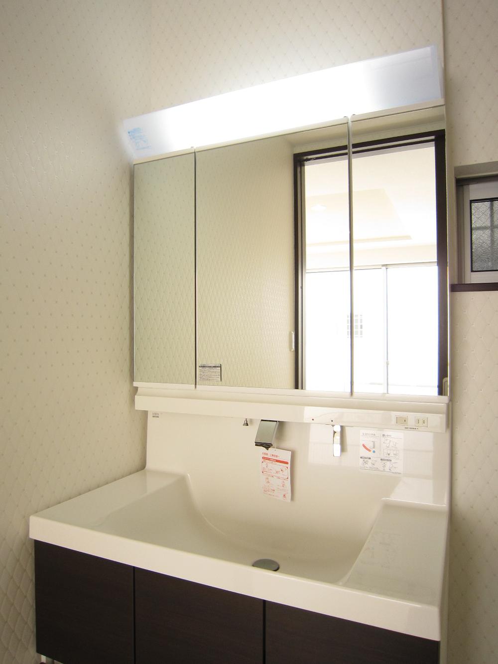 Wash basin, toilet. Building 2 room (October 2013) Shooting