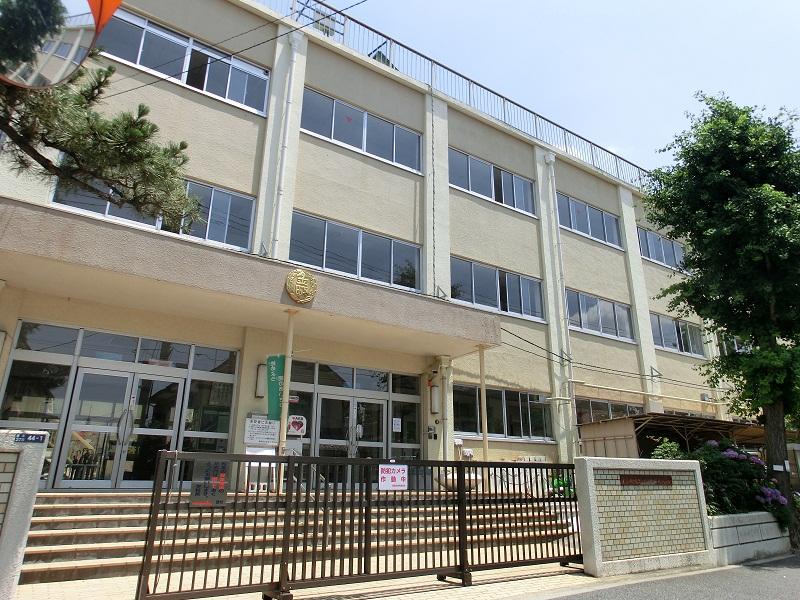 Primary school. 129m up to elementary school Katsushika Tatsugane cho