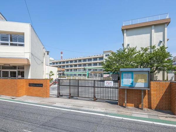 Junior high school. 576m to Katsushika Ward Kameari Junior High School