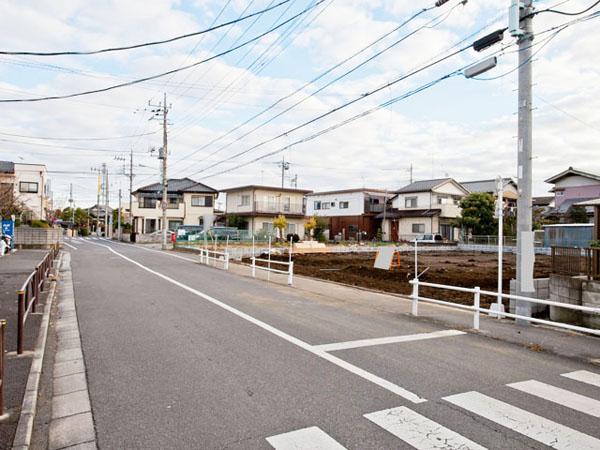 Local photos, including front road. Overall