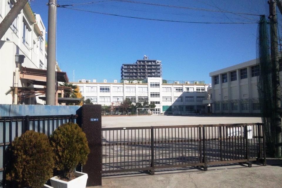 Junior high school. 33m to Katsushika Ward Yotsugi Junior High School