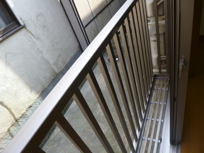 Balcony. There is a balcony! 