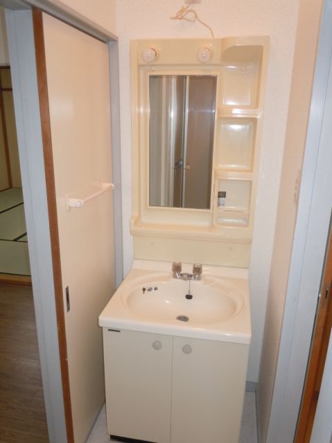 Washroom. Basin independence.