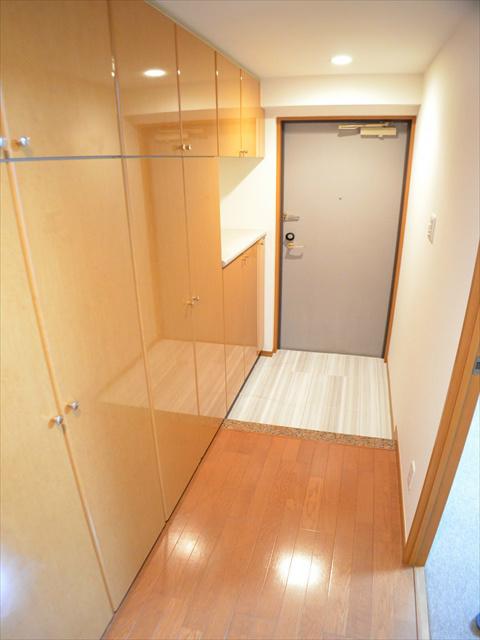 Entrance. It continues until the hallway storage