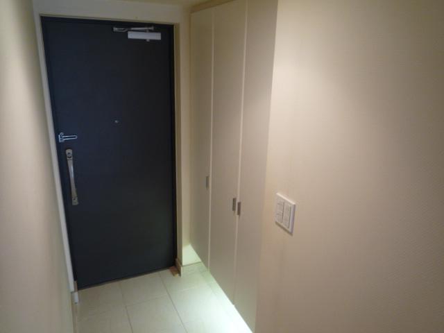 Entrance. Indoor (September 2013) Shooting