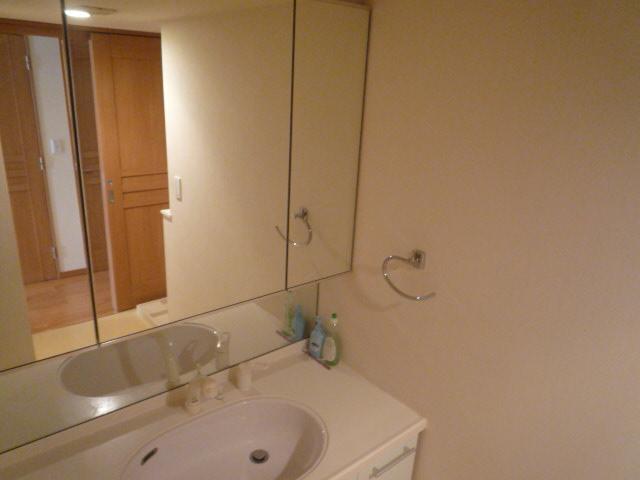 Wash basin, toilet. Local (September 2013) Shooting