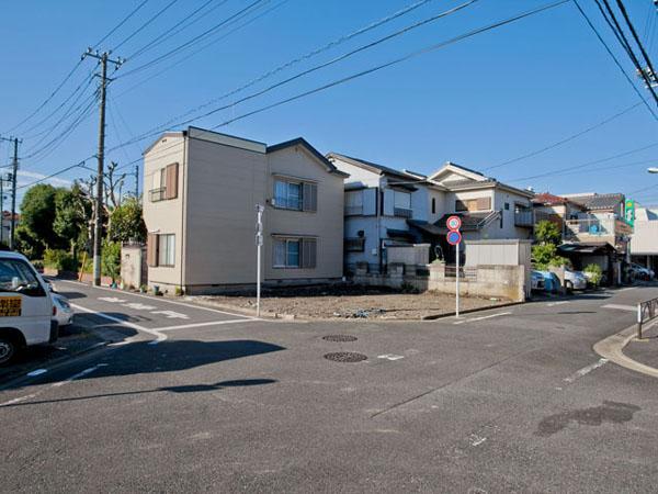 Local photos, including front road. Yang per good south-facing road!