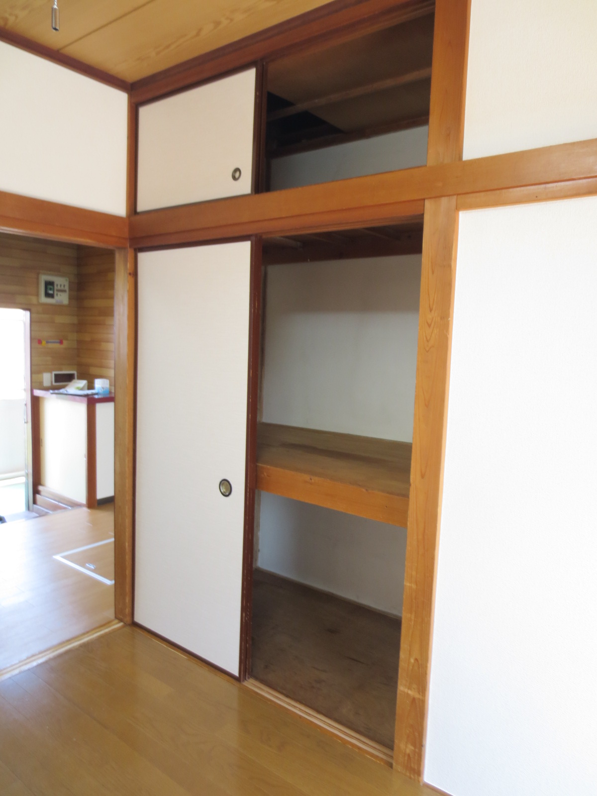 Receipt. Western style room