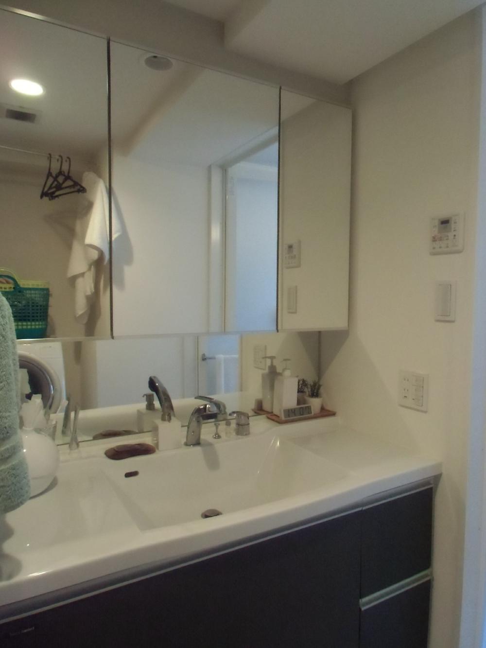 Wash basin, toilet. Indoor (12 May 2013) Shooting