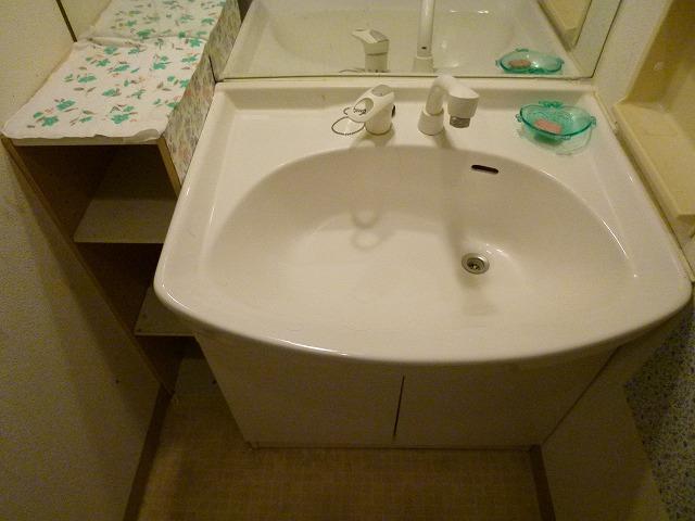 Wash basin, toilet. Indoor (12 May 2013) Shooting