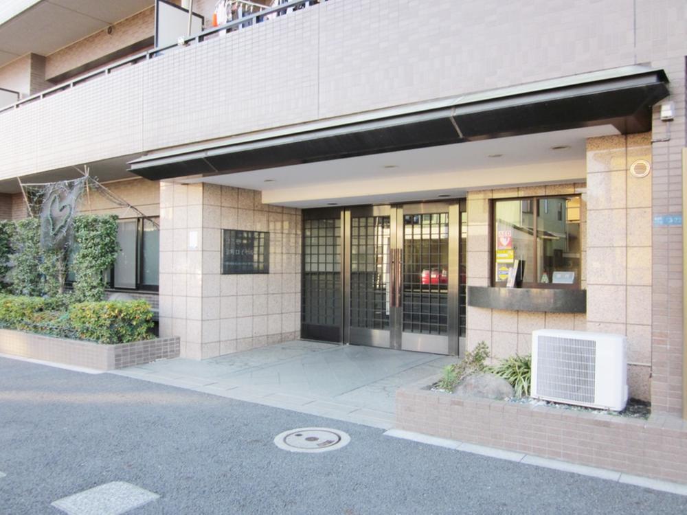 Entrance. Auto-Lock is a Mansion.