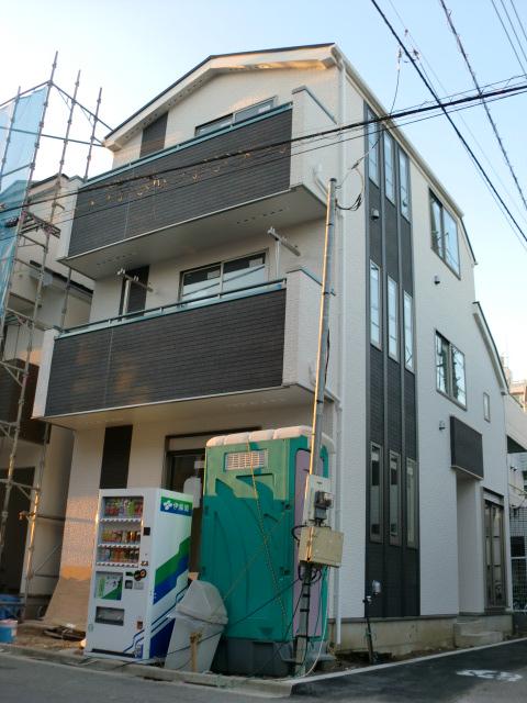 Local appearance photo. Local (12 May 2013) Shooting