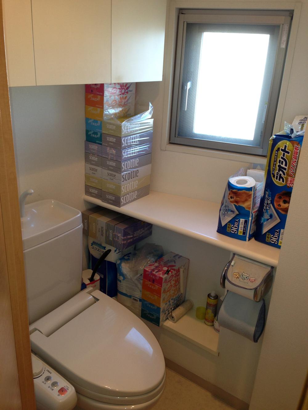 Toilet. This is useful in the window ventilation to the unusual toilet in the apartment