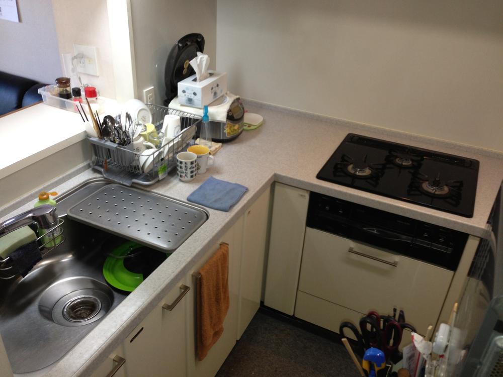 Kitchen. Stylish L-shaped kitchen