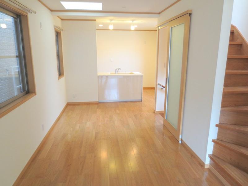 Warm tint of the B Building second floor LDK floor. It will be with your family hearthstone space.