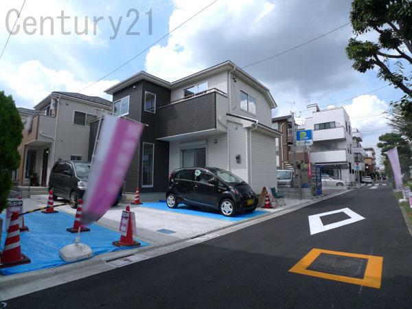 Local photos, including front road. Spacious premises in which a room with neighbor