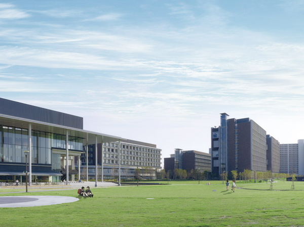 Surrounding environment. In front of the local eyes vast of approximately 70,000 1000 sq m "Katsushika Shinjuku future park". 30,000 5000 sq m ones lawn spreads. Harappa in the plaza Sakura, Machilus, There is a flow of about 700 trees and ponds and water, such as wigs, Space reminiscent of the urban oasis. Enjoy the sport in the multi-purpose open space, future, Forest and insects observed if the trees grow, In spring and cherry blossoms, From children to adults, Freely, We spend the time unrestrained <about 20m ・ 1 minute walk (about 130m ・ 2-minute walk)> ( ※ 3)