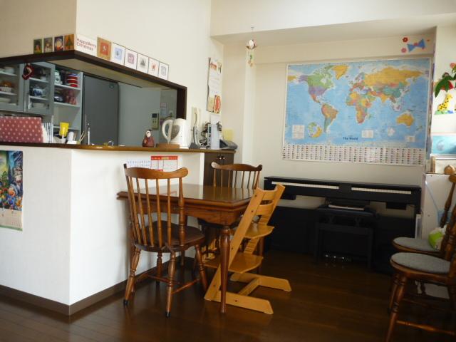 Living. Indoor (12 May 2013) Shooting. Dining facing the face-to-face counter kitchen.