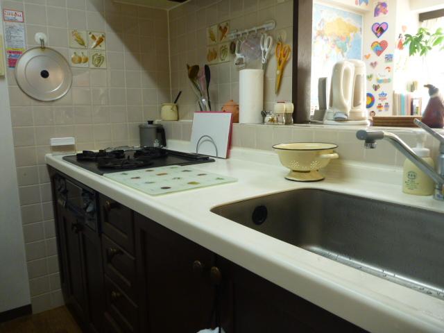 Kitchen. Indoor (12 May 2013) Shooting. This is a system kitchen equipped with a water purifier.