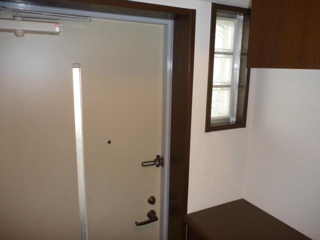 Entrance. Local (12 May 2013) Shooting. Marked with the front door is of picking light.