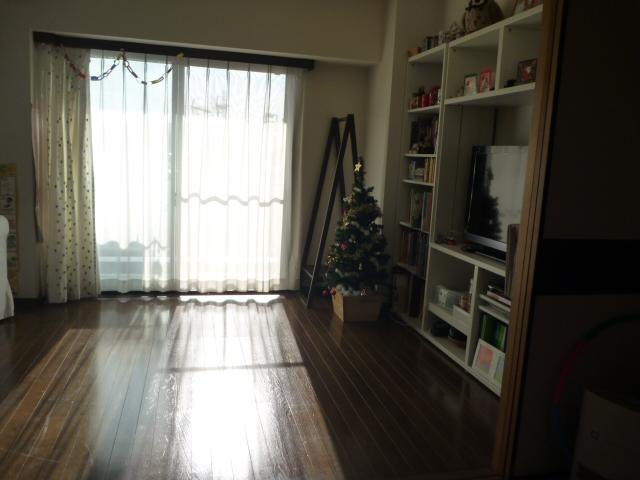 Non-living room. Indoor (12 May 2013) Shooting. We are living in the ceiling height 2.5m, facing the balcony.