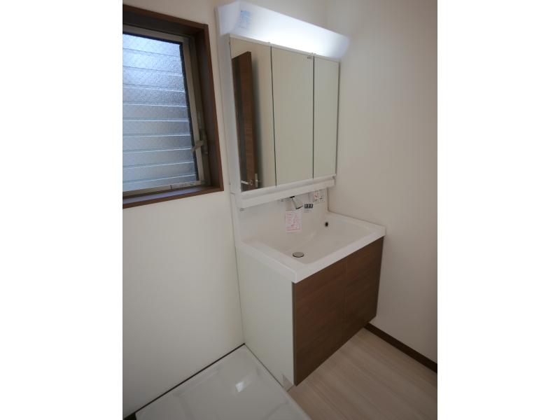 Wash basin, toilet. 1 Building Bathroom vanity