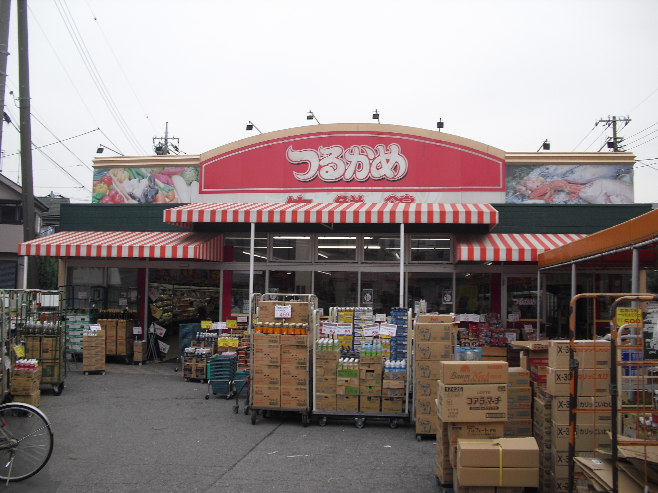 Supermarket. Tsurukame Togane cho shop (super) up to 566m