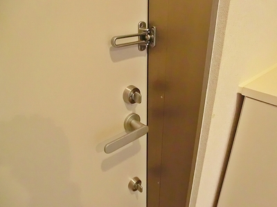 Entrance. Double lock, There are lock door.