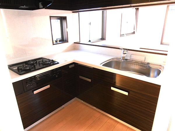 Kitchen. L-shaped kitchen, which is friendly to the housework flow line